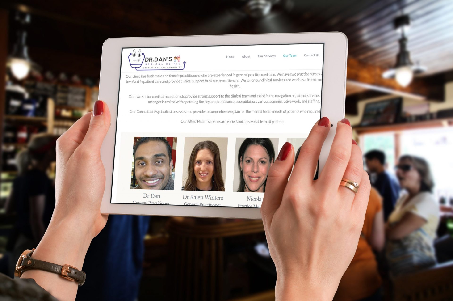 621033 Woman holding iPad